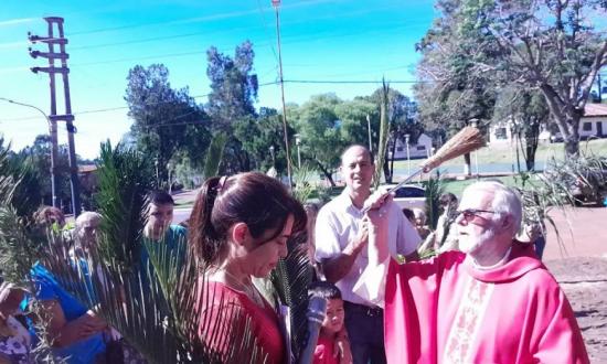 Manos con fe y esperanza sostuvieron las palmas para celebrar el Domingo de Ramos en San Pedro
