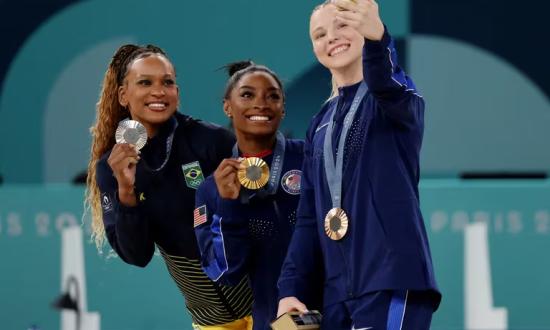 La historia de superación Rebeca Andrade: de vivir en una favela a ser una estrella de los Juegos Olímpicos y llamar la atención de Simone Biles