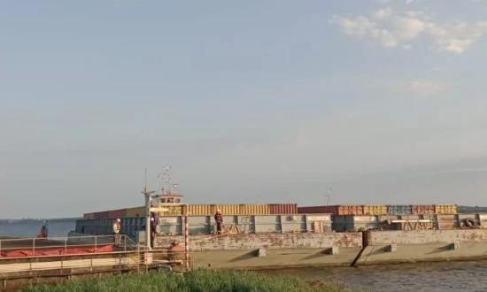De Misiones al mundo: un remolcador con 80 contenedores de madera aserrada, pasta celulósica y pellets zarpó desde el puerto de Posadas hacia Europa