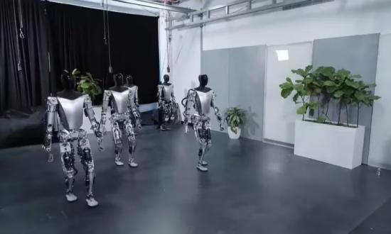 Los robots de Elon Musk en Tesla que caminan y actúan como humanos