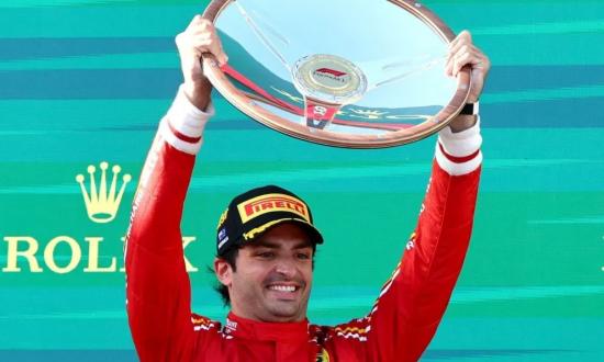 Carlos Sainz Jr. se quedó con el Gran Premio de Australia tras el abandono de Verstappen