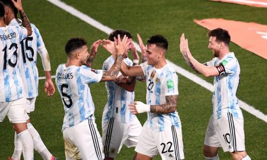Argentina sufrió de entrada, pero lo liquidó en 5 minutos y luego se floreó ante Uruguay