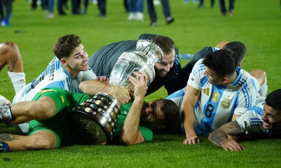 En una emotiva noche, la Selección Argentina aplastó a Chile y sigue la fiesta de campeón, ¿quién nos para?