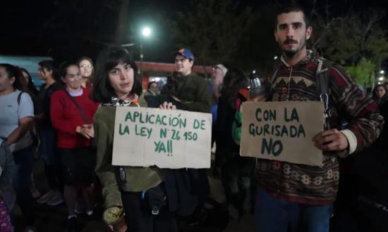Familias reprochan posible traslado del maestro denunciado
