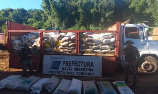 El Soberbio: Prefectura secuestró cerca de 9 toneladas de soja en la costa del río Uruguay