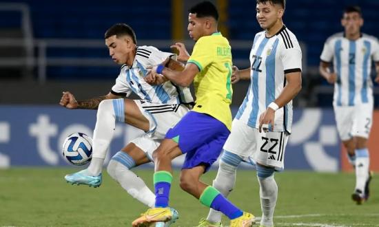 La selección argentina de Javier Mascherano sufrió una dura caída por 3-1 ante Brasil y se complicó en el Sudamericano Sub 20
