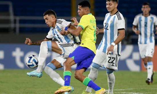 La selección argentina de Javier Mascherano sufrió una dura caída por 3-1 ante Brasil y se complicó en el Sudamericano Sub 20
