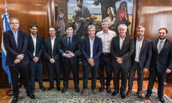 El Gobierno nacional anuncia superávit financiero por primera vez en 14 años, pero el dato omite los intereses de las Lecaps