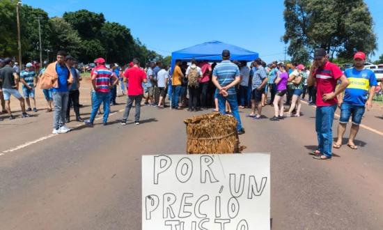 Productores tabacaleros se manifiestan en la Ruta 14 frente a la Cooperativa