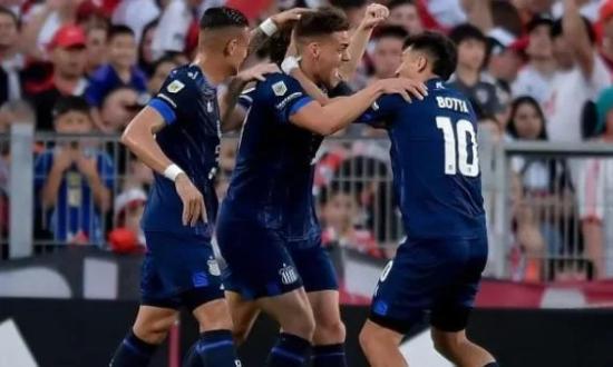 Talleres sorprendió a River en el Monumental y con gol de Girotti y se puso a tres de Vélez