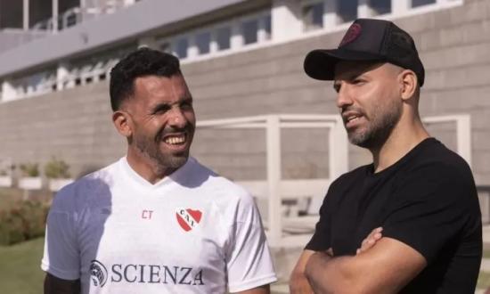 Tevez invitó al Kun Agüero al Rojo ante su ilusión de volver al fútbol: "Sería buenísimo"