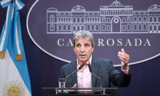 Pese a la caída de la recaudación, el Gobierno mantuvo el superávit fiscal en mayo: ¿de qué le sirve a los argentinos?