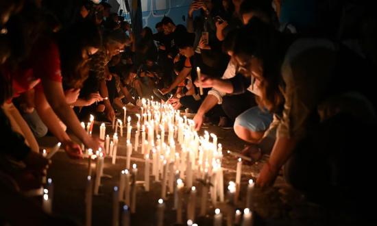 Conflicto universitario: estudiantes y docentes protestaron con “marcha de velas” frente al Palacio Pizzurno