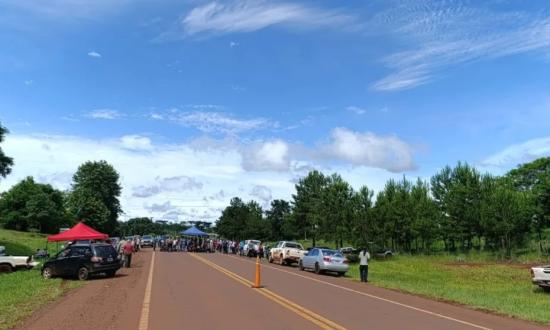 Yerbateros cortan la ruta nacional 14 e impiden la circulación de hoja verde