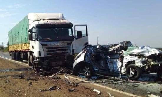 Al menos un muerto por el choque entre un camión y un auto sobre la Ruta Nacional 14