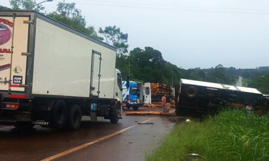 Chocaron dos camiones sobre la Ruta 12 en Eldorado: dos heridos