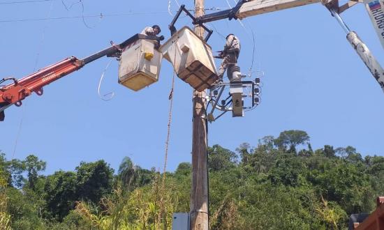 Continúan los trabajos de Electricidad de misiones en El Soberbio: no era tan difícil...