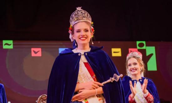 Lara Iurinic, de la comunidad checa, fue electa como Reina Nacional de los Inmigrantes