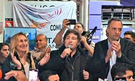 Milei desembarcó en Lugano para apuntalar a su vocero Adorni y nacionalizar la campaña