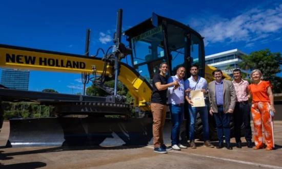 El Gobierno entregó máquinas viales a diez municipios para optimizar la conectividad y la producción local
